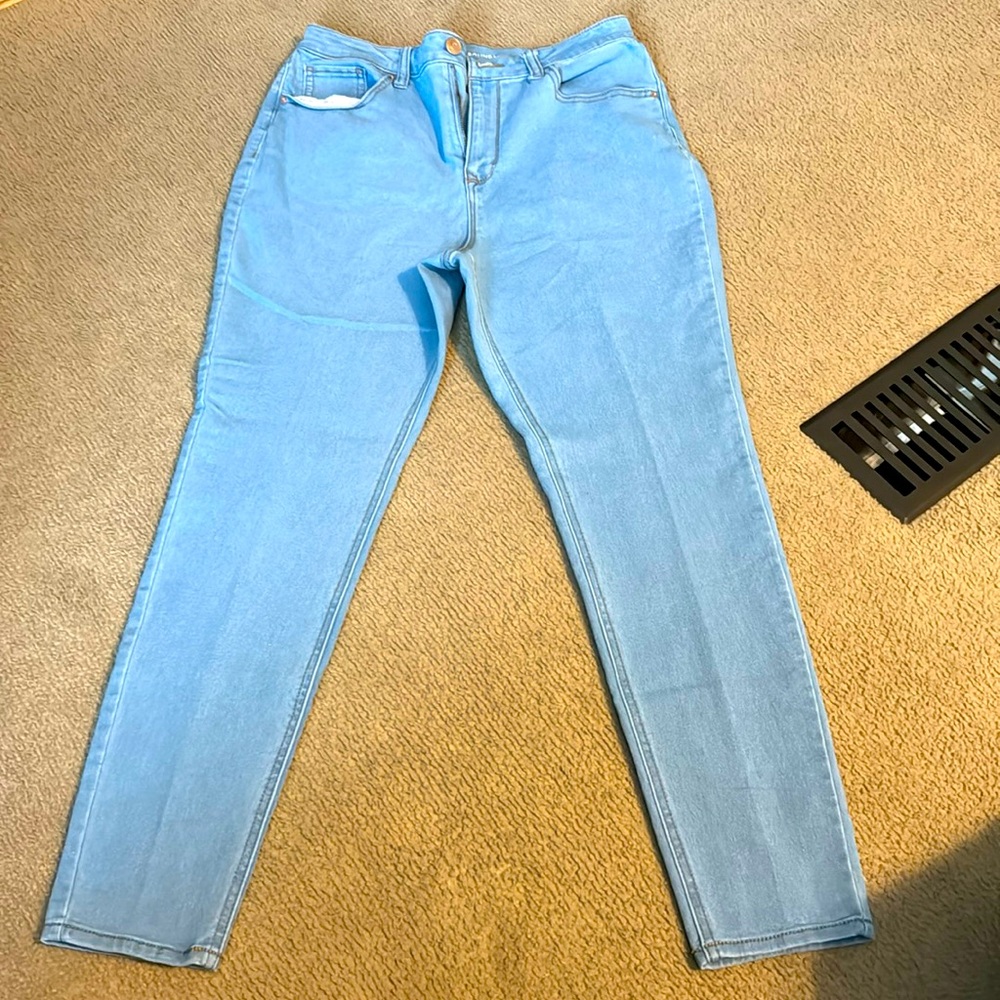 Woman’s skinny leg jeggins